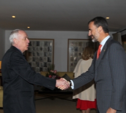 Don Felipe recibe el saludo del presidente de Casa España en Paraguay, Federico Caspe, durante el encuentro con la colectividad española